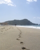 Ett par fotspår i sanden